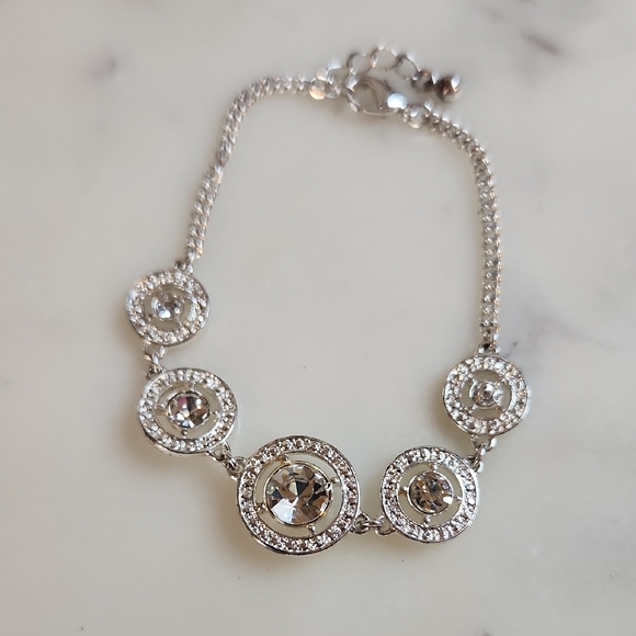 Avon 2011 Silvertone & Crystal 7" Bracelet with 1" Extension - Picture 1 of 4